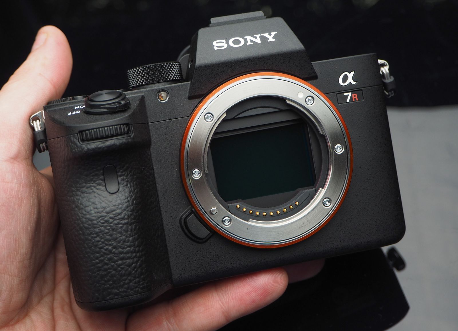 Máy ảnh Sony Alpha A7R Mark IIIA có là một siêu phẩm nổi bật.